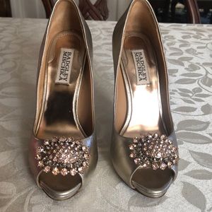 Badgley Mischka peep toe gold pump